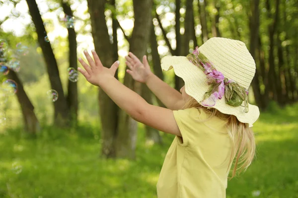 A kalap, a természet gyönyörű kislány — Stock Fotó