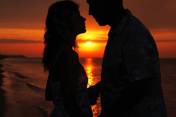 Silhouette of a loving couple at sunset — Stock Photo, Image
