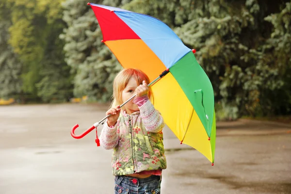 Krásná holčička s deštníkem — Stock fotografie