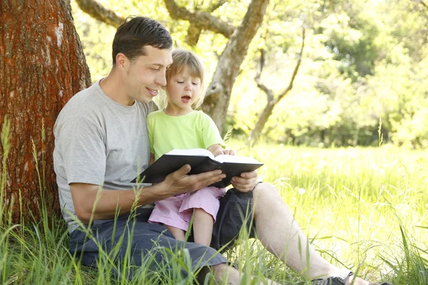 Père avec sa petite fille lit la Bible — Photo