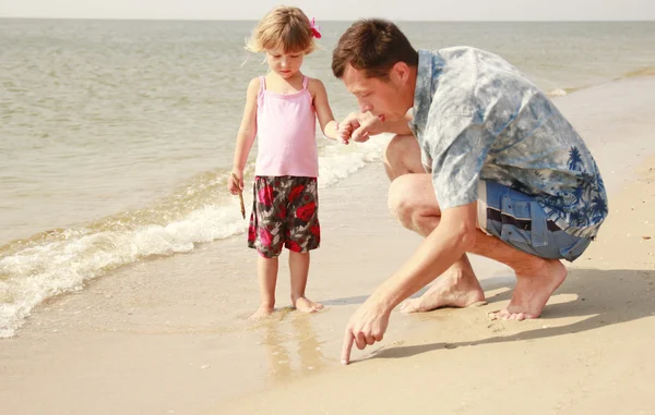 Папа и маленькая дочь на пляже — стоковое фото