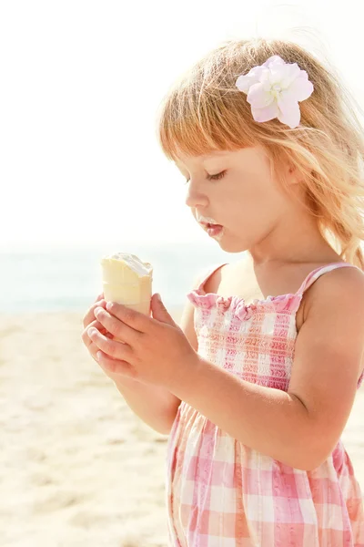 Bambino con gelato sul mare — Foto Stock