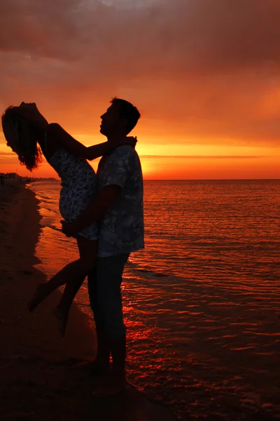Silueta milující pár při západu slunce — Stock fotografie