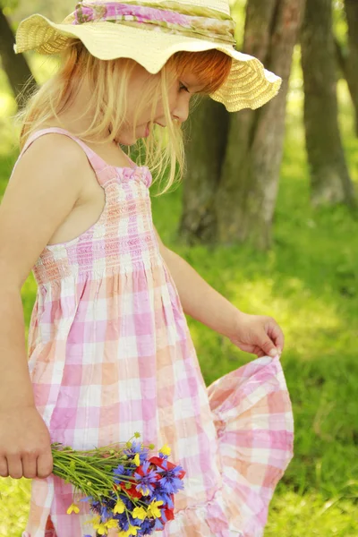 Beautiful little girl in a hat on the nature — Stock Photo, Image