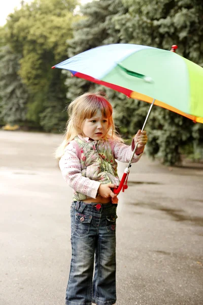 Beautiful little girl with an umbrella — Stock Photo, Image