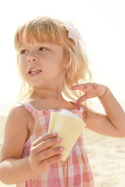 Fagylalt a tengerparton gyermek — Stock Fotó