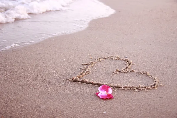 Corazón en la arena en la playa — Foto de Stock