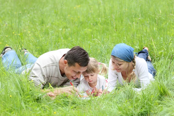 Familj på naturen — Stockfoto