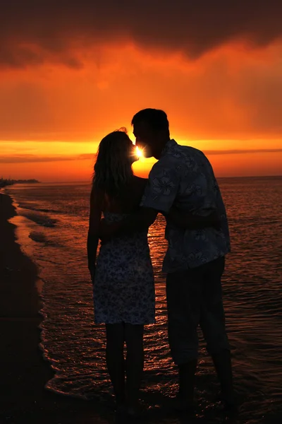 Σιλουέτα του ένα ζευγάρι ερωτευμένων στο ηλιοβασίλεμα — Φωτογραφία Αρχείου