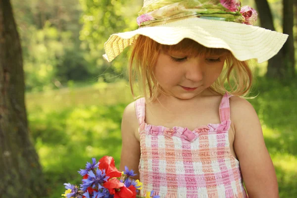Krásná holčička v klobouku na povaze — Stock fotografie