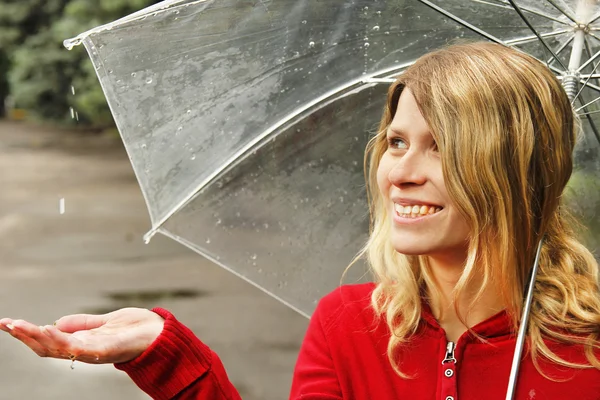Женщина с зонтиком под дождем — стоковое фото