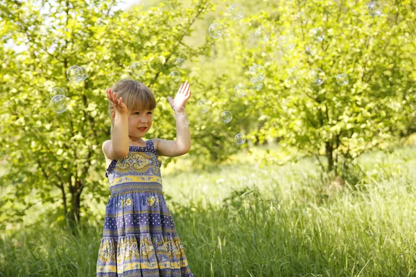 Liten flicka med såpbubblor — Stockfoto