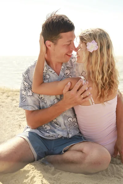 Couple on the shore of the sea — Stock Photo, Image