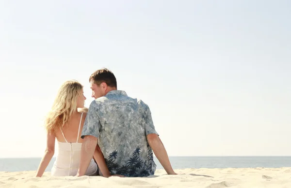 Couple on the shore of the sea — Stock Photo, Image