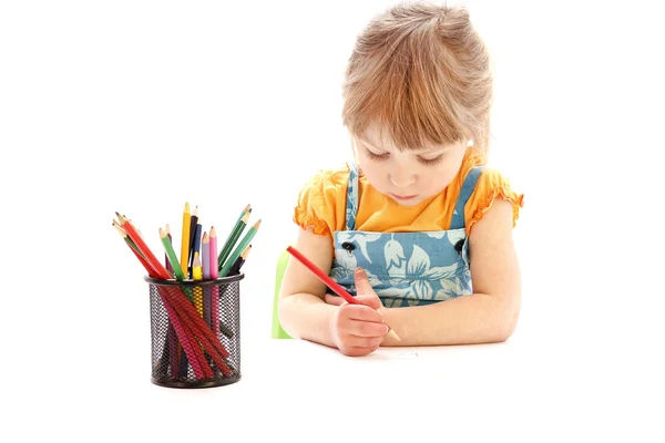 सुंदर छोटी लड़की पेंसिल के साथ ड्राइंग — स्टॉक फ़ोटो, इमेज