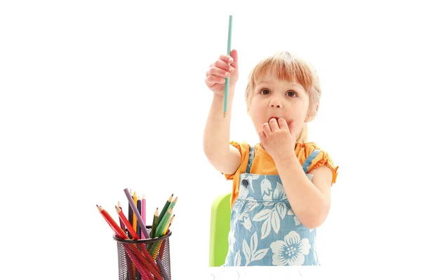 Schönes kleines Mädchen zeichnet mit Bleistiften — Stockfoto