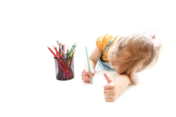 Schönes kleines Mädchen zeichnet mit Bleistiften — Stockfoto