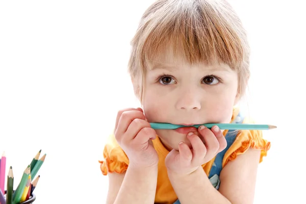 Schönes kleines Mädchen zeichnet mit Bleistiften — Stockfoto