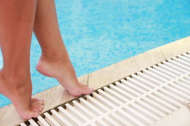 su havuzu kadın bacakları