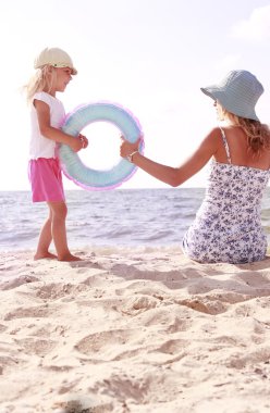 Anne ve küçük kızı sahilde