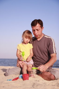 Baba ve kızı deniz kıyısında