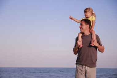 Baba ve kızı deniz kıyısında