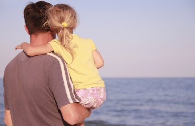 Baba ve kızı deniz kıyısında