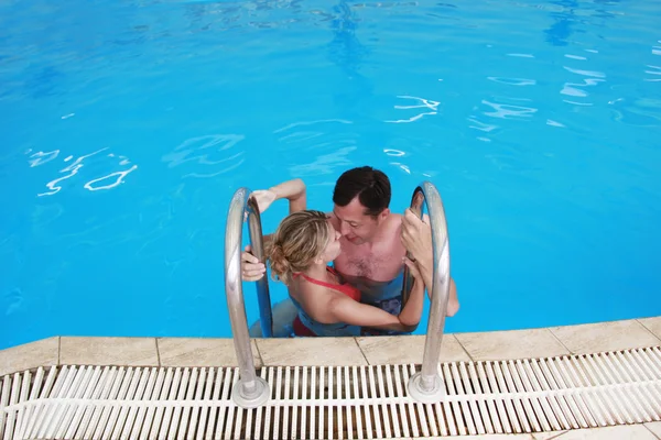 Verliefde paar in het zwembad water — Stockfoto