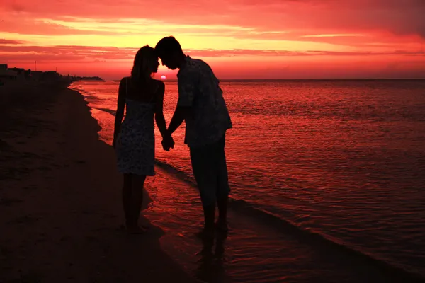 Silhouet van een verliefde paar bij zonsondergang — Stockfoto