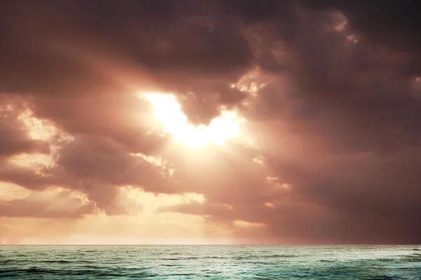 Dawn solen på havet — Stockfoto