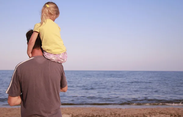 Father and daughter on the sea shore — Stock Photo, Image