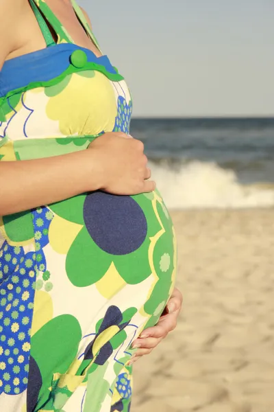 Gravid kvinna på stranden — Stockfoto