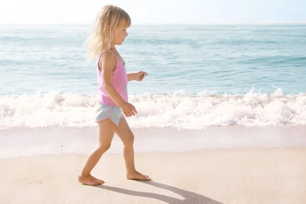 在海边玩的小女孩 — 图库照片