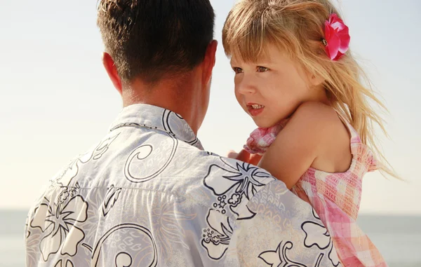 Far och dotter på havet — Stockfoto