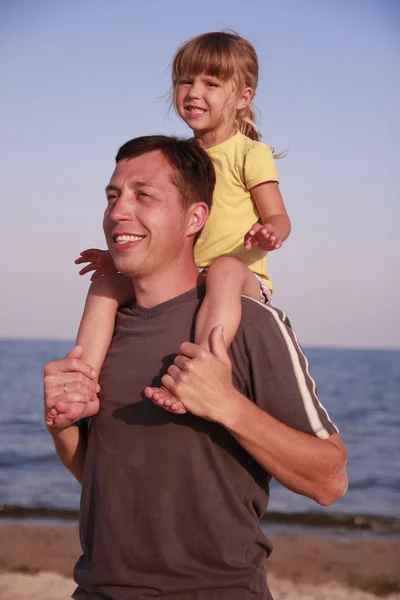 Vader en dochter aan de zee oever — Stockfoto