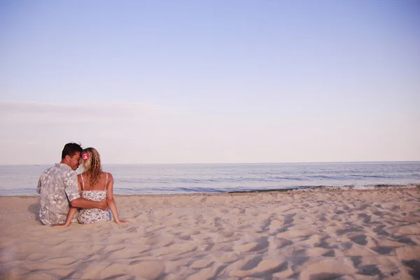 Para zakochanych na brzegu morza — Zdjęcie stockowe