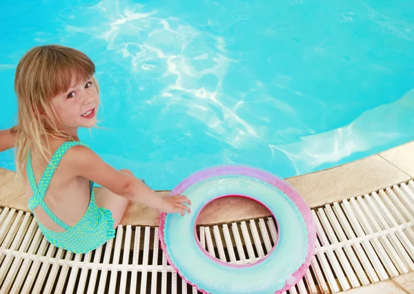Mooi meisje in het zwembad water — Stockfoto