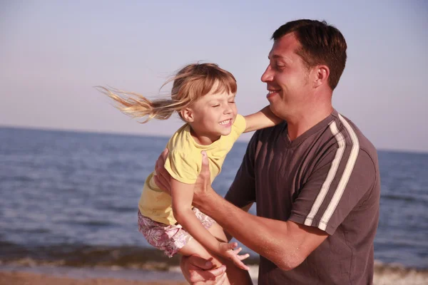 समुद्र किनारपट्टीवर वडील आणि मुलगी — स्टॉक फोटो, इमेज