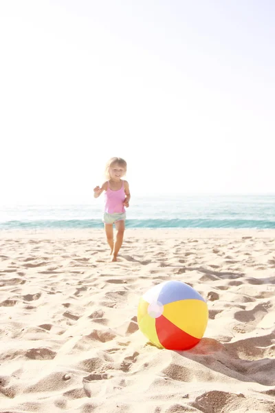 Gadis kecil bermain di pantai laut — Stok Foto