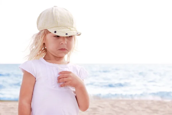 Маленькая девочка играет на берегу моря — стоковое фото