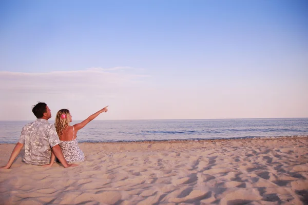 Coppia innamorata sulla riva del mare — Foto Stock