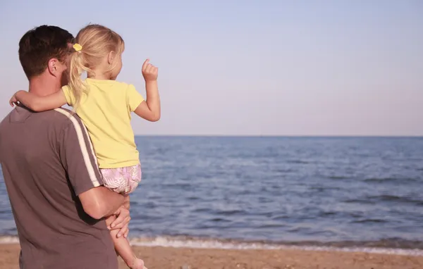 Far och dotter på havsstranden — Stockfoto