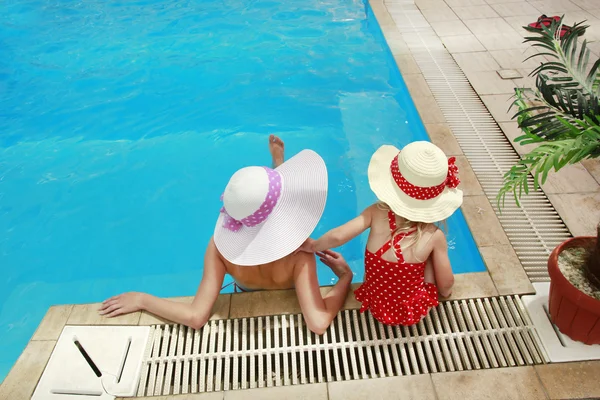 Belle petite fille dans la piscine d'eau — Photo