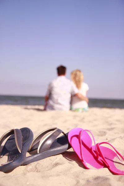 Pareja enamorada en la orilla del mar —  Fotos de Stock