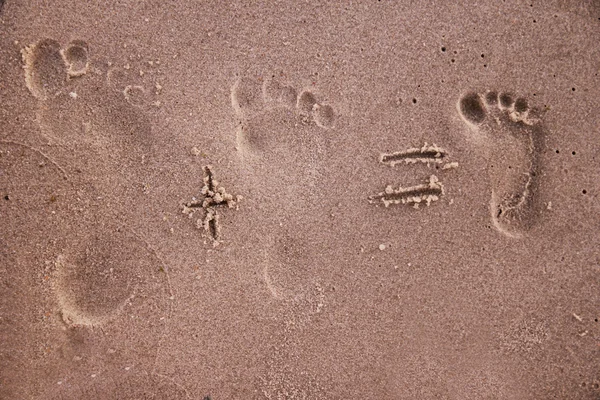 家庭在沙子里的脚印 — 图库照片