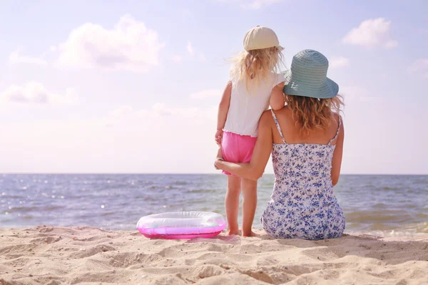 Anne ve küçük kızı sahilde — Stok fotoğraf