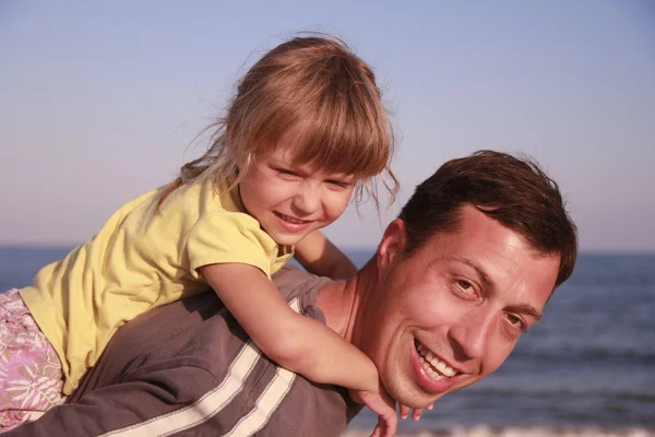 Father and daughter on the sea shore — Stock Photo, Image