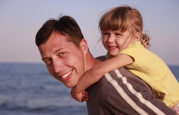 Otec a dcera na břehu moře — Stock fotografie
