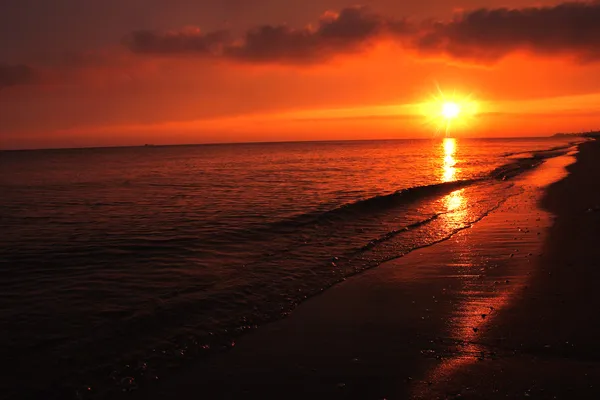 Sonnenaufgang auf dem Meer — Stockfoto