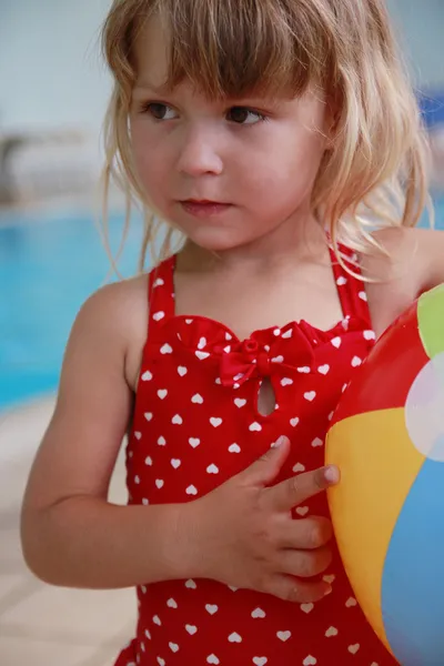 Mooi meisje in het zwembad water — Stockfoto